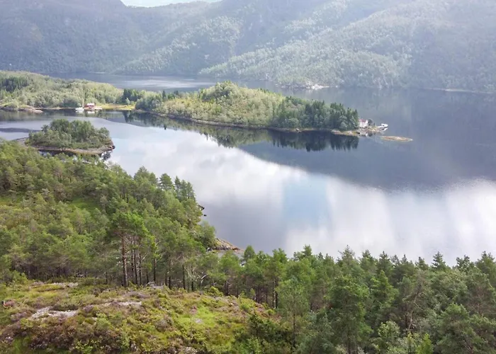 Сasa de vacaciones 3 Bedroom In Florø